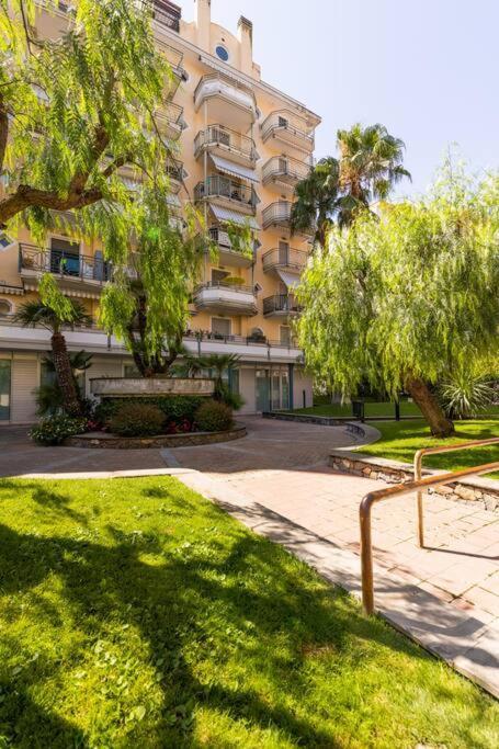 Centrale Vicino Spiagge E Ciclabile + Box-Auto ! Apartment Arma di Taggia Bagian luar foto